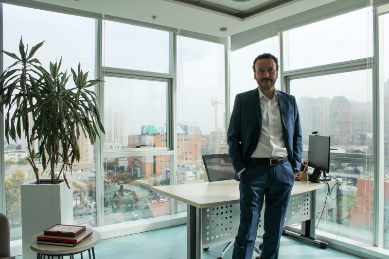 Red Alumni PUCV destaca la visión estratégica de Víctor Valle, graduado del MBA PUCV, en su impacto en el área de la salud