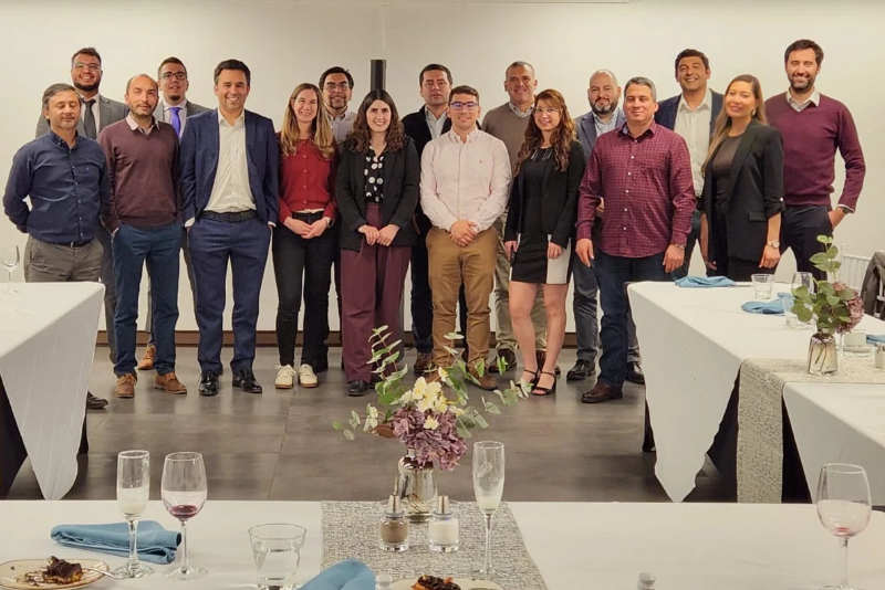 Cohorte Santiago Agosto 2025 del MBA PUCV se reúne para compartir experiencias y reflexionar sobre su formación